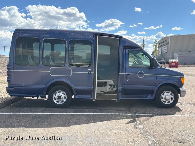 image for item EW1157 2007 TURT E350 shuttle bus