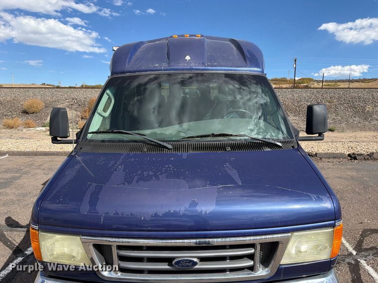 image for item EW1157 2007 TURT E350 shuttle bus