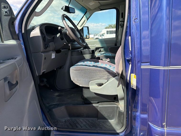 image for item EW1157 2007 TURT E350 shuttle bus