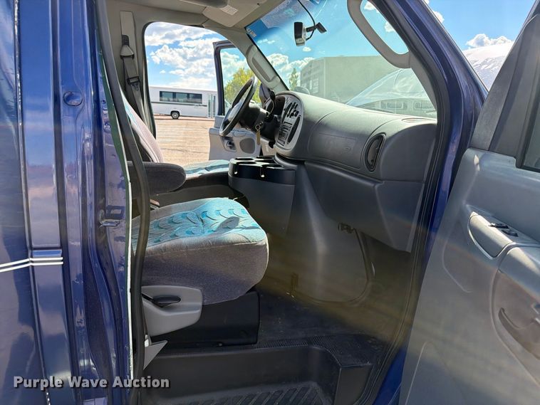image for item EW1157 2007 TURT E350 shuttle bus