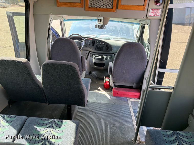 image for item EW1157 2007 TURT E350 shuttle bus