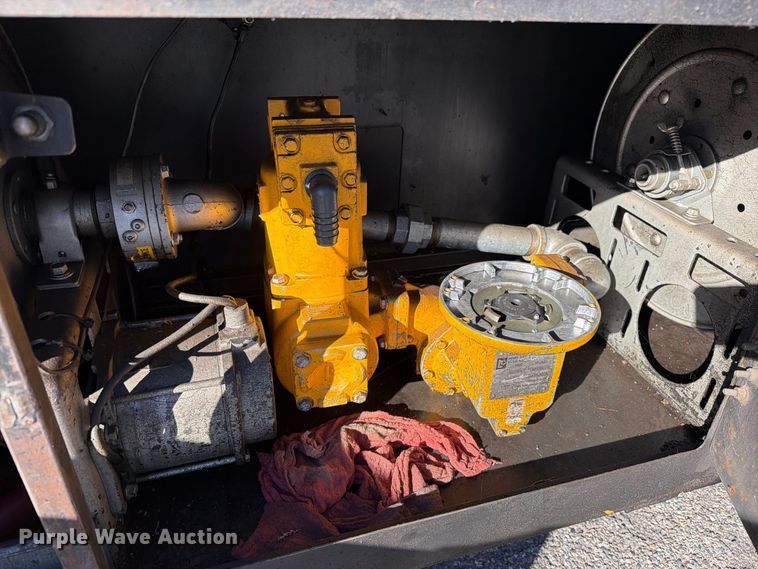 image for item EW1160 2003 International 4300 box truck