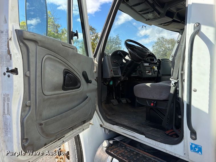 image for item EW1160 2003 International 4300 box truck