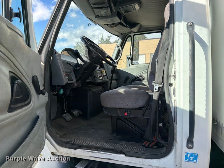 image for item EW1160 2003 International 4300 box truck