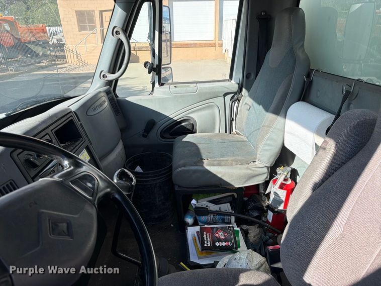 image for item EW1160 2003 International 4300 box truck