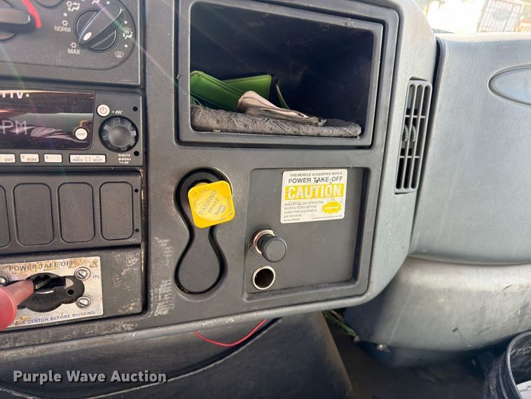 image for item EW1160 2003 International 4300 box truck