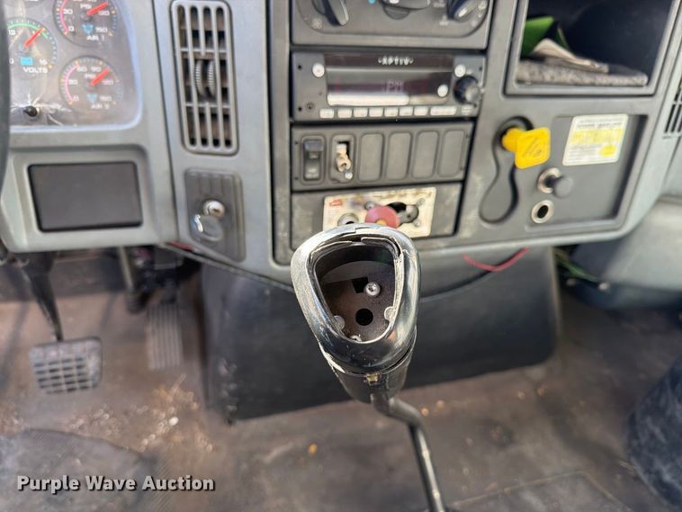 image for item EW1160 2003 International 4300 box truck