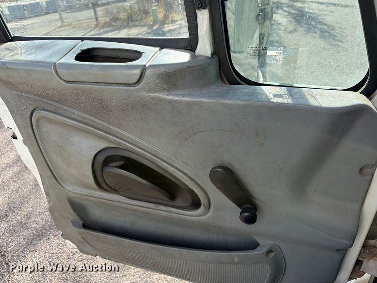 image for item EW1160 2003 International 4300 box truck