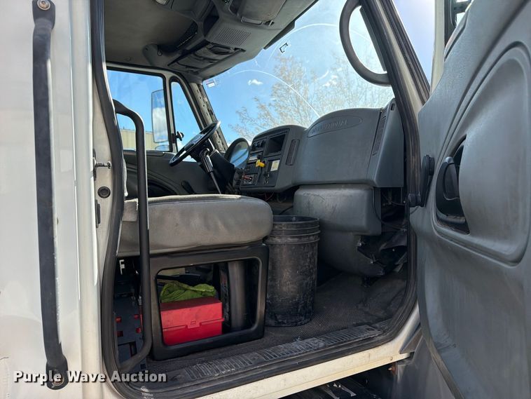 image for item EW1160 2003 International 4300 box truck