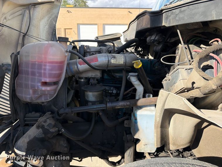 image for item EW1160 2003 International 4300 box truck