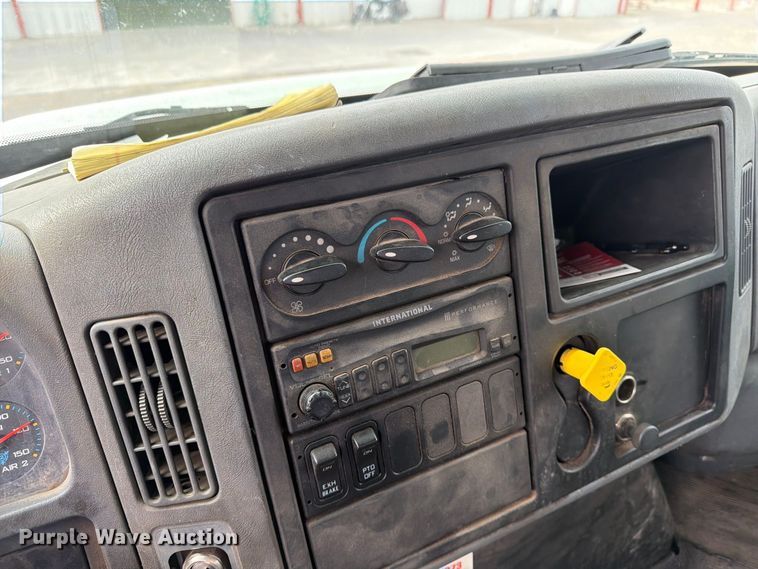 image for item EW1179 2005 International 4300 box truck
