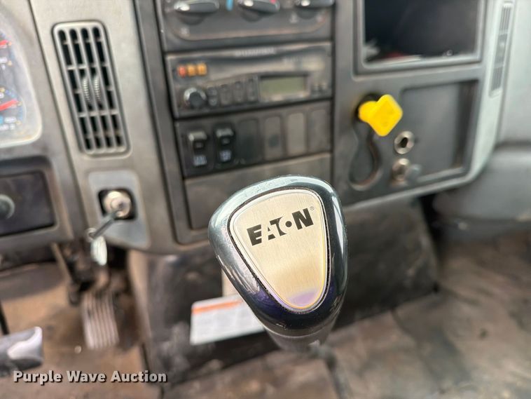 image for item EW1179 2005 International 4300 box truck