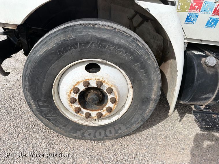image for item EW1179 2005 International 4300 box truck