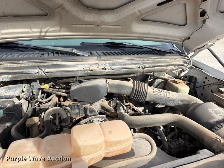 image for item EW1180 2004 Ford F250 Super Duty pickup truck