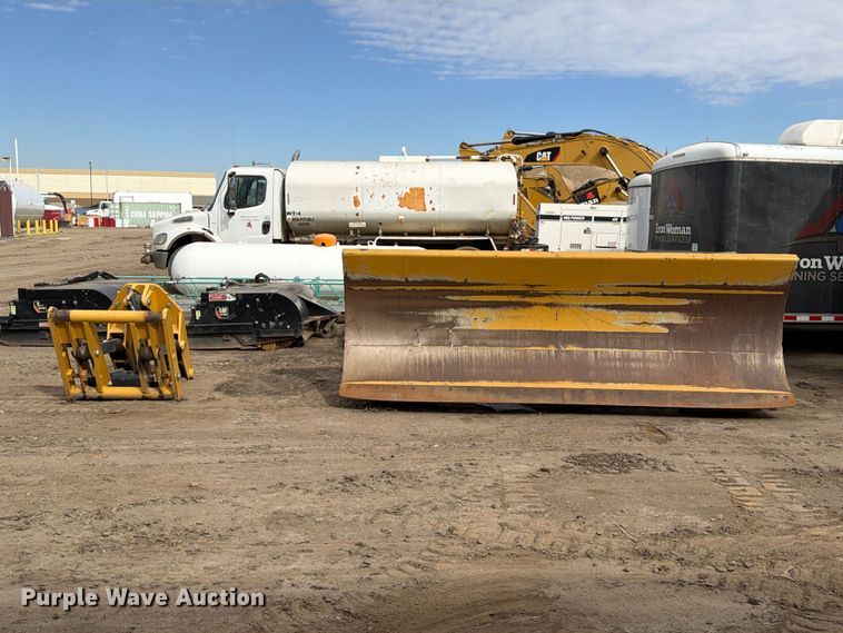 image for item EW2322 Caterpillar snow plow