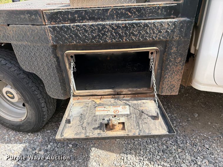 image for item EW7566 2015 Chevrolet Silverado 3500HD Crew Cab flatbed pickup truck