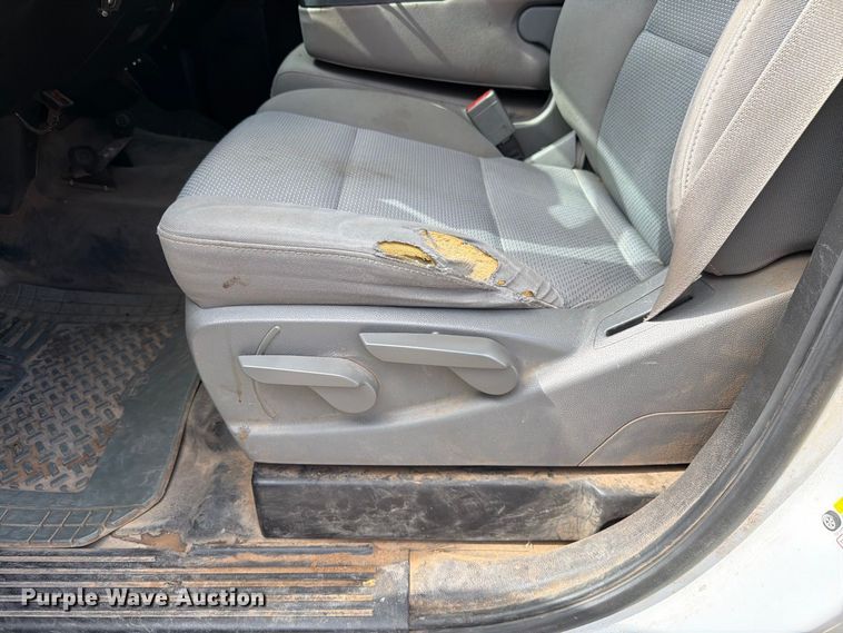image for item EW7566 2015 Chevrolet Silverado 3500HD Crew Cab flatbed pickup truck