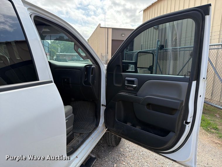image for item EW7566 2015 Chevrolet Silverado 3500HD Crew Cab flatbed pickup truck