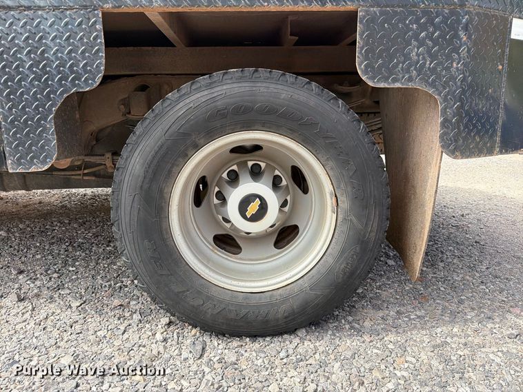 image for item EW7566 2015 Chevrolet Silverado 3500HD Crew Cab flatbed pickup truck