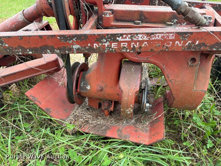 image for item EX1055 International 200 sickle mower