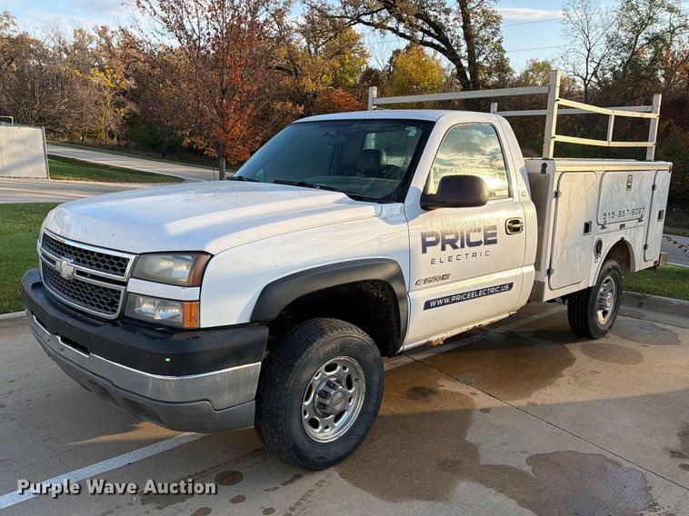 image for item EX1173 2005 Chevrolet Silverado 2500HD utility bed pickup truck