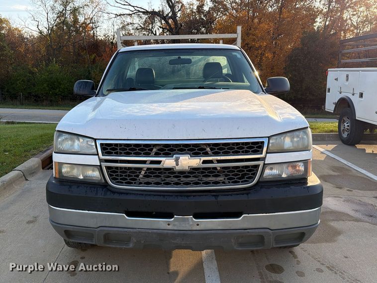 image for item EX1173 2005 Chevrolet Silverado 2500HD utility bed pickup truck