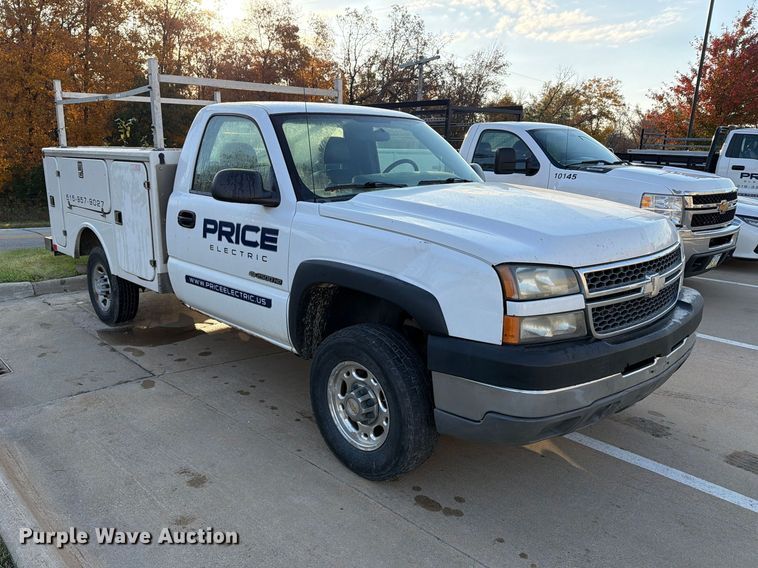 image for item EX1173 2005 Chevrolet Silverado 2500HD utility bed pickup truck