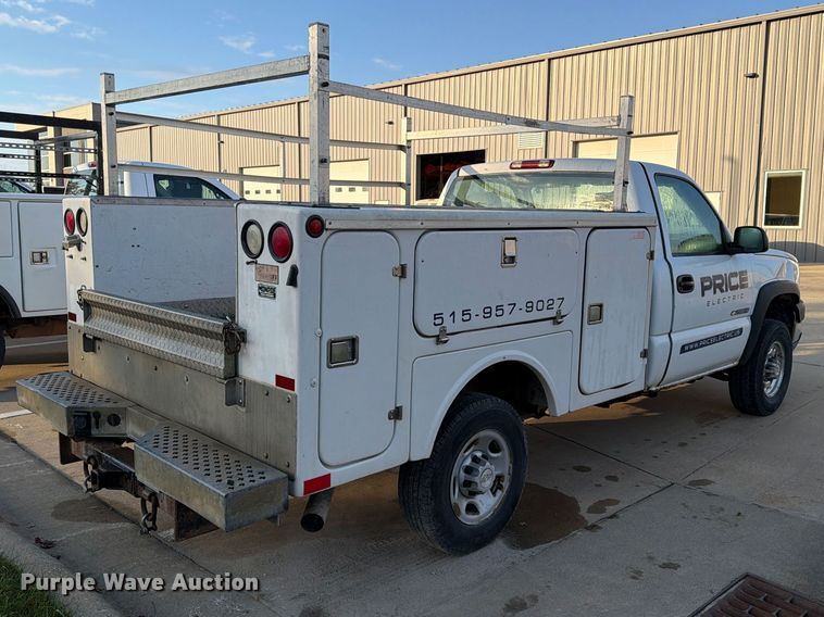 image for item EX1173 2005 Chevrolet Silverado 2500HD utility bed pickup truck