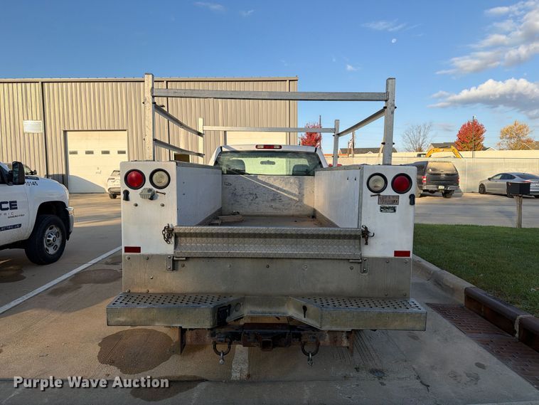 image for item EX1173 2005 Chevrolet Silverado 2500HD utility bed pickup truck