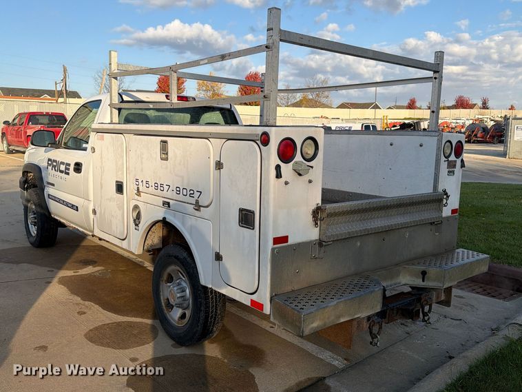 image for item EX1173 2005 Chevrolet Silverado 2500HD utility bed pickup truck
