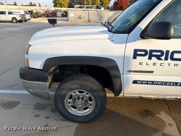 image for item EX1173 2005 Chevrolet Silverado 2500HD utility bed pickup truck