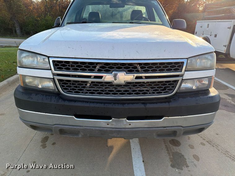 image for item EX1173 2005 Chevrolet Silverado 2500HD utility bed pickup truck