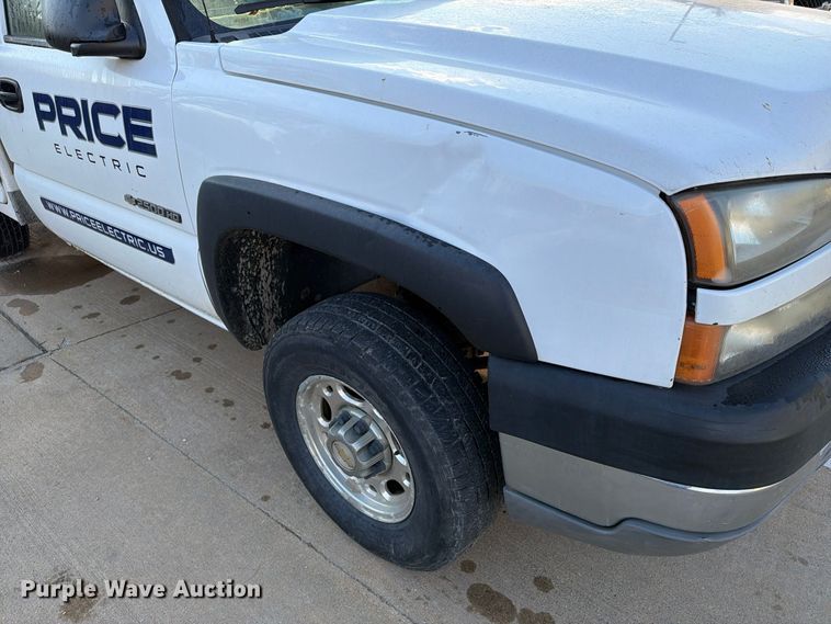 image for item EX1173 2005 Chevrolet Silverado 2500HD utility bed pickup truck