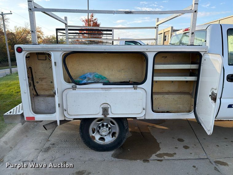 image for item EX1173 2005 Chevrolet Silverado 2500HD utility bed pickup truck