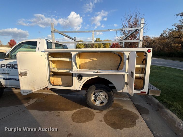 image for item EX1173 2005 Chevrolet Silverado 2500HD utility bed pickup truck