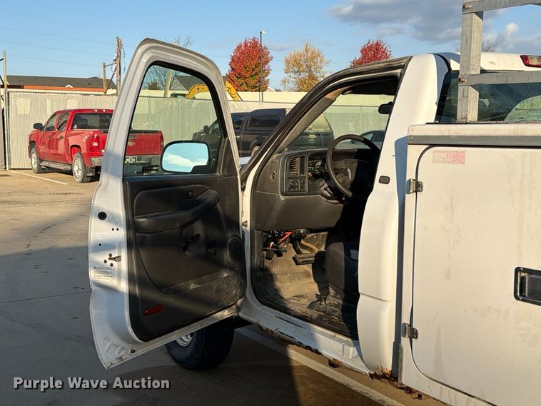image for item EX1173 2005 Chevrolet Silverado 2500HD utility bed pickup truck