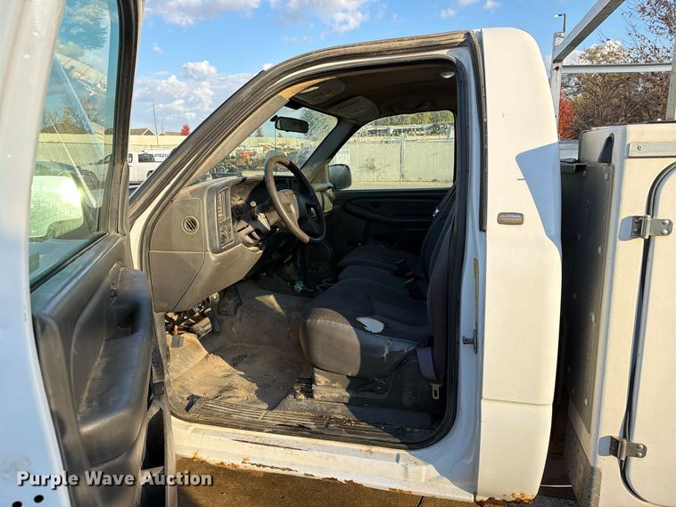 image for item EX1173 2005 Chevrolet Silverado 2500HD utility bed pickup truck