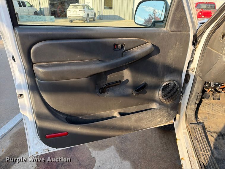 image for item EX1173 2005 Chevrolet Silverado 2500HD utility bed pickup truck