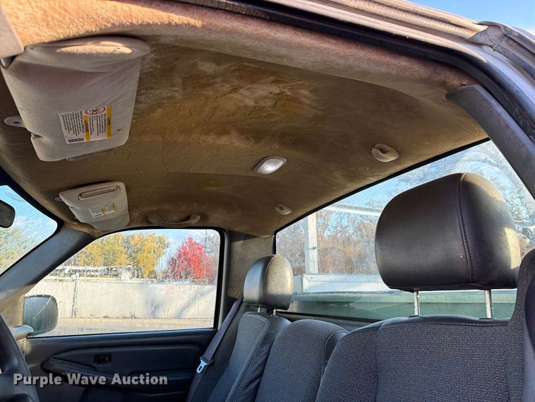 image for item EX1173 2005 Chevrolet Silverado 2500HD utility bed pickup truck