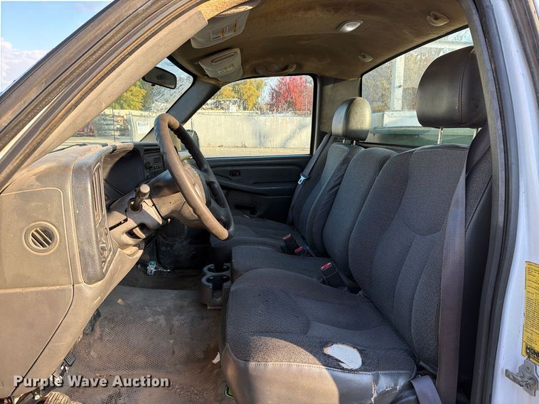 image for item EX1173 2005 Chevrolet Silverado 2500HD utility bed pickup truck