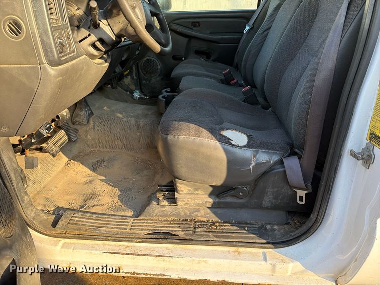 image for item EX1173 2005 Chevrolet Silverado 2500HD utility bed pickup truck