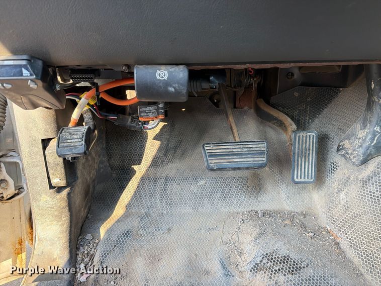 image for item EX1173 2005 Chevrolet Silverado 2500HD utility bed pickup truck