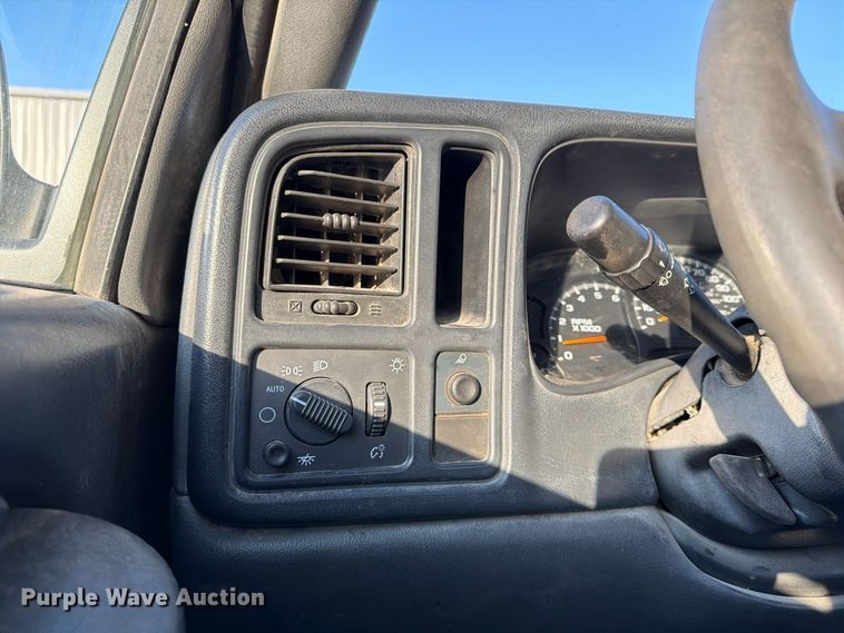 image for item EX1173 2005 Chevrolet Silverado 2500HD utility bed pickup truck