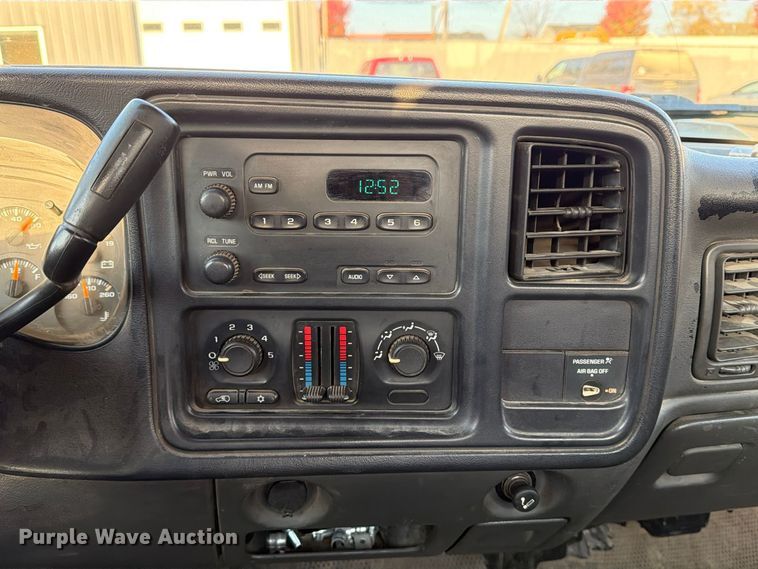 image for item EX1173 2005 Chevrolet Silverado 2500HD utility bed pickup truck