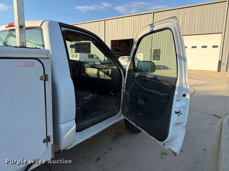 image for item EX1173 2005 Chevrolet Silverado 2500HD utility bed pickup truck