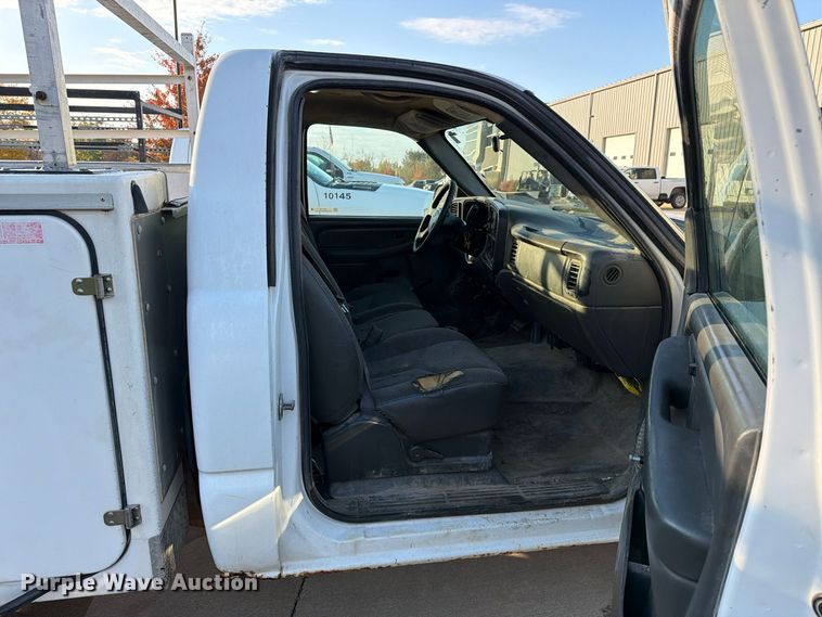 image for item EX1173 2005 Chevrolet Silverado 2500HD utility bed pickup truck