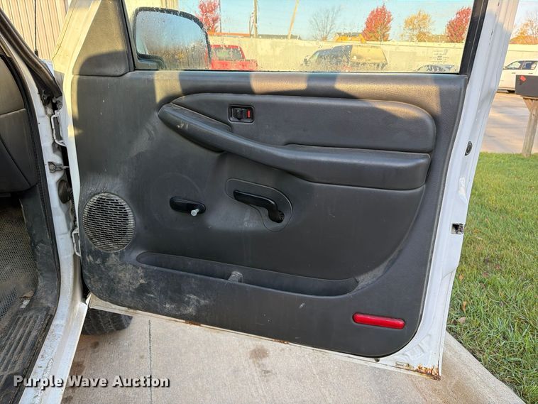 image for item EX1173 2005 Chevrolet Silverado 2500HD utility bed pickup truck