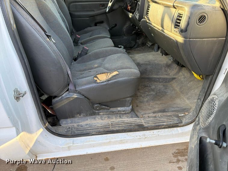 image for item EX1173 2005 Chevrolet Silverado 2500HD utility bed pickup truck