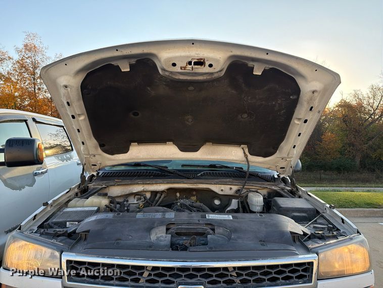 image for item EX1173 2005 Chevrolet Silverado 2500HD utility bed pickup truck
