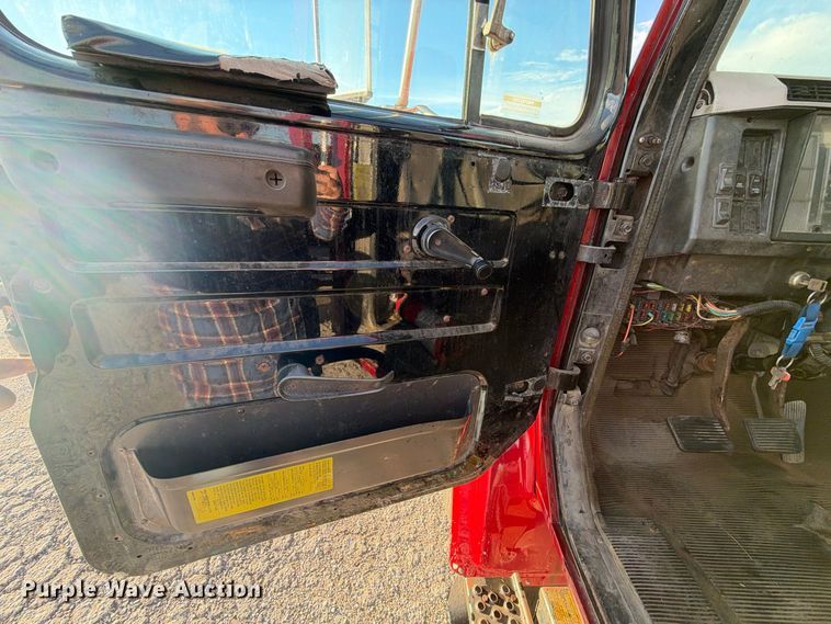 image for item EX1496 1997 International 4700 rollback truck